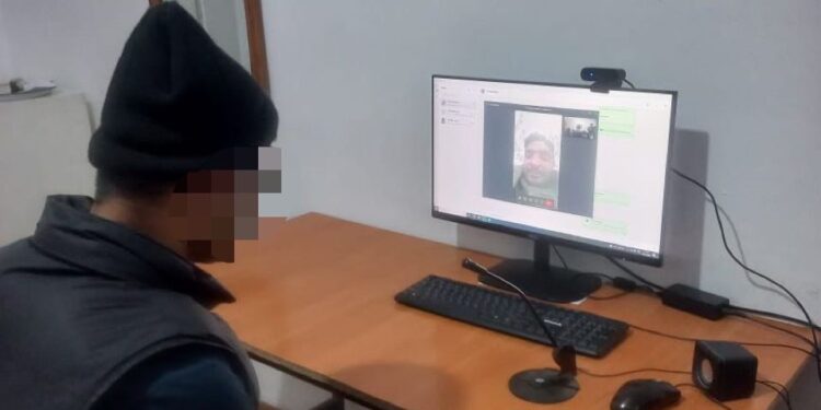 Пәкістан елінің азаматы бейнебайланыс арқылы отбасымен сөйлесті