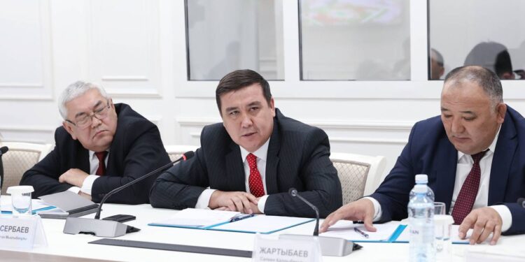 Е. Қарашөкеев: Билік мен қоғамның бірлескен жұмысы мәселелерді шешуге мүмкінді береді