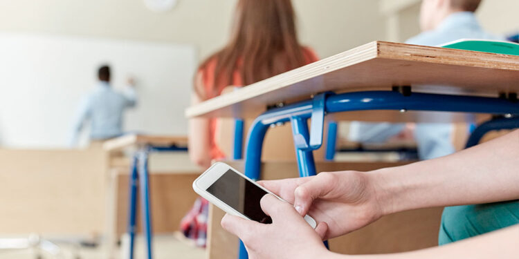Тоқаев сабақта ұялы телефонды пайдалануды шектейтін заңға қол қойды