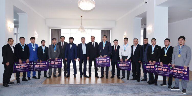 Ербол Қарашөкеев күрес түрлерінен облыстық құраманың спортшыларын марапаттады