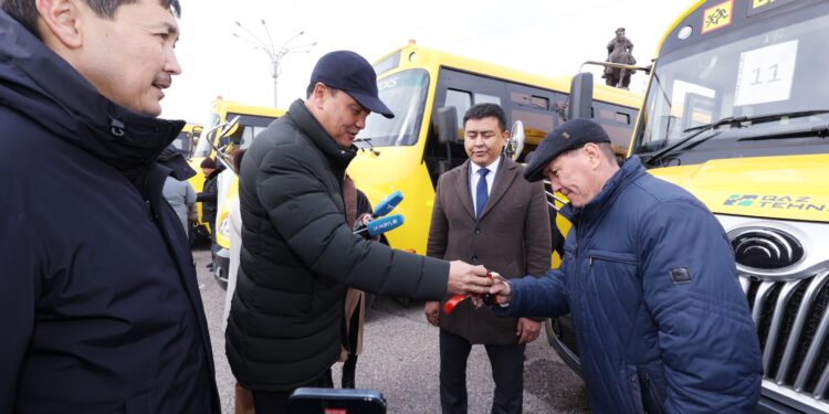 Жамбыл облысының мектептеріне 14 жаңа автобус берілді