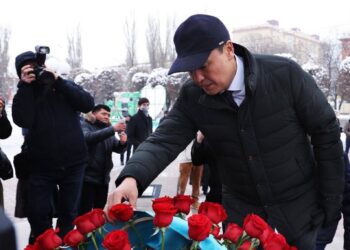Ербол Қарашөкеев пен өңір зиялылары жыр алыбы Жамбылдың ескерткішіне гүл қойды