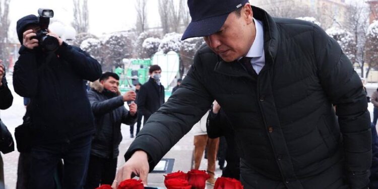Ербол Қарашөкеев пен өңір зиялылары жыр алыбы Жамбылдың ескерткішіне гүл қойды