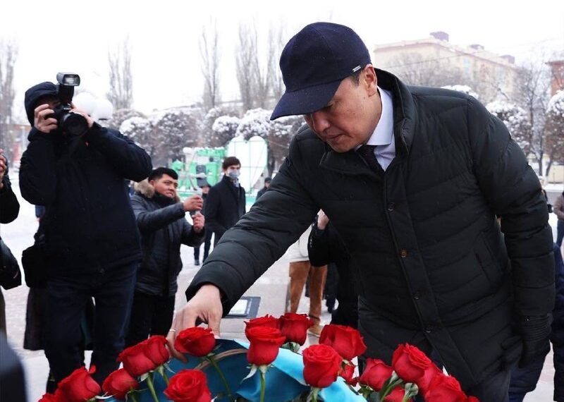 Ербол Қарашөкеев пен өңір зиялылары жыр алыбы Жамбылдың ескерткішіне гүл қойды