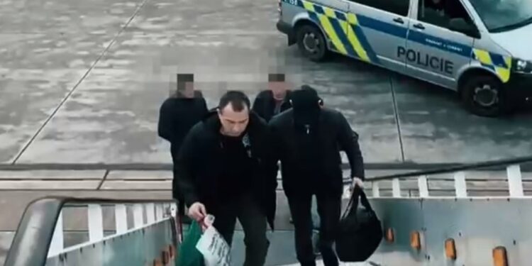 Чехиядан аса ірі көлемде алаяқтық жасаған күдікті экстрадицияланды