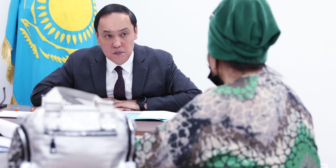 «Баспана, жұмыс, көмек». Облыс әкімі жамбылдықтарды қабылдады