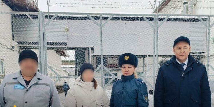Жамбыл облысы бойынша уәкіл көпбалалы анаға жәрдемдесті