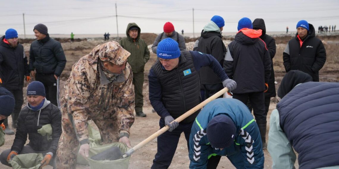 Туризм және спорт министрлігінің ұжымы өзен жағасын нығайту жұмыстарына атсалысты