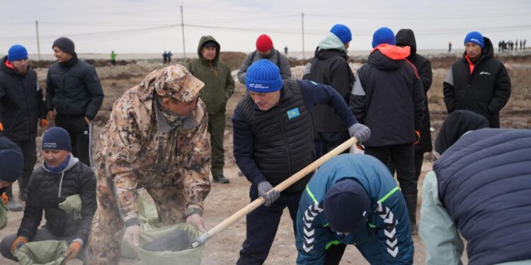 Туризм және спорт министрлігінің ұжымы өзен жағасын нығайту жұмыстарына атсалысты
