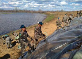 Десантшылар Жайық өзенінің жағасын нығайтып жатыр