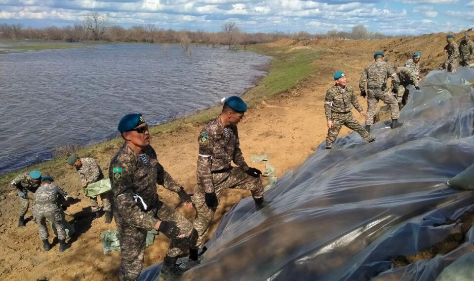 Десантшылар Жайық өзенінің жағасын нығайтып жатыр