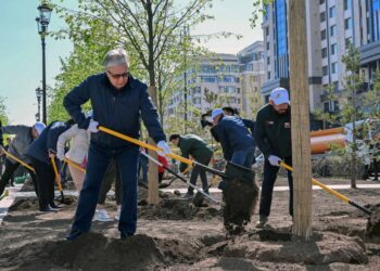 «Туған жерімізді таза ұстауымыз керек». Тоқаев қалалық сенбілікке қатысты