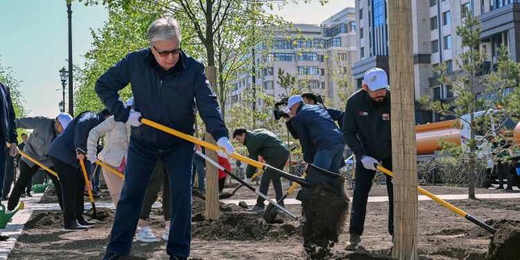 «Туған жерімізді таза ұстауымыз керек». Тоқаев қалалық сенбілікке қатысты