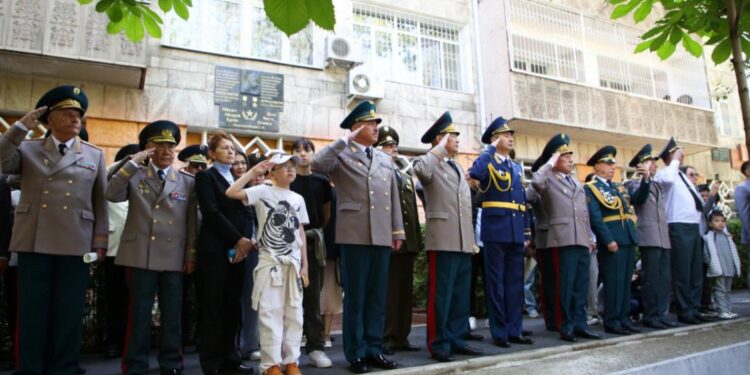 Алматыда әскери қызметшілер Қазақстанның бірінші қорғаныс министрін еске алды