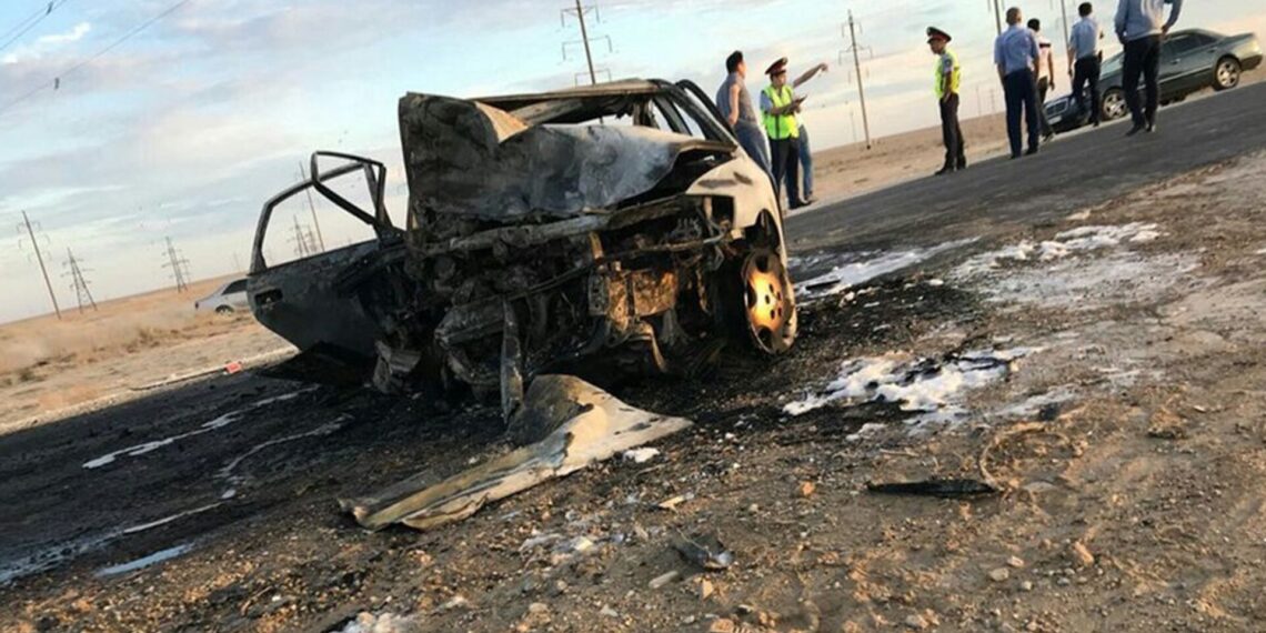 Полицейлер жолда өртенген көліктен ерлі-зайыпты мен олардың үш баласын алып шықты