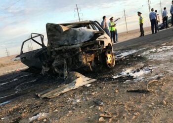Полицейлер жолда өртенген көліктен ерлі-зайыпты мен олардың үш баласын алып шықты
