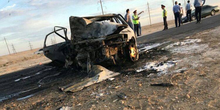 Полицейлер жолда өртенген көліктен ерлі-зайыпты мен олардың үш баласын алып шықты
