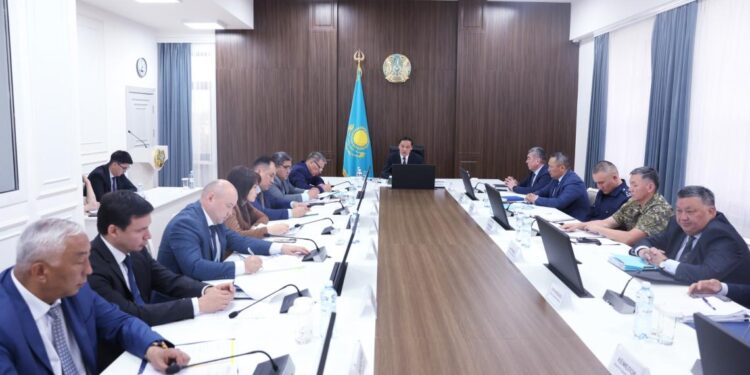 Әкім: Таразда көшелерді қайта жаңарту жұмыстары көңіл көншітпейді