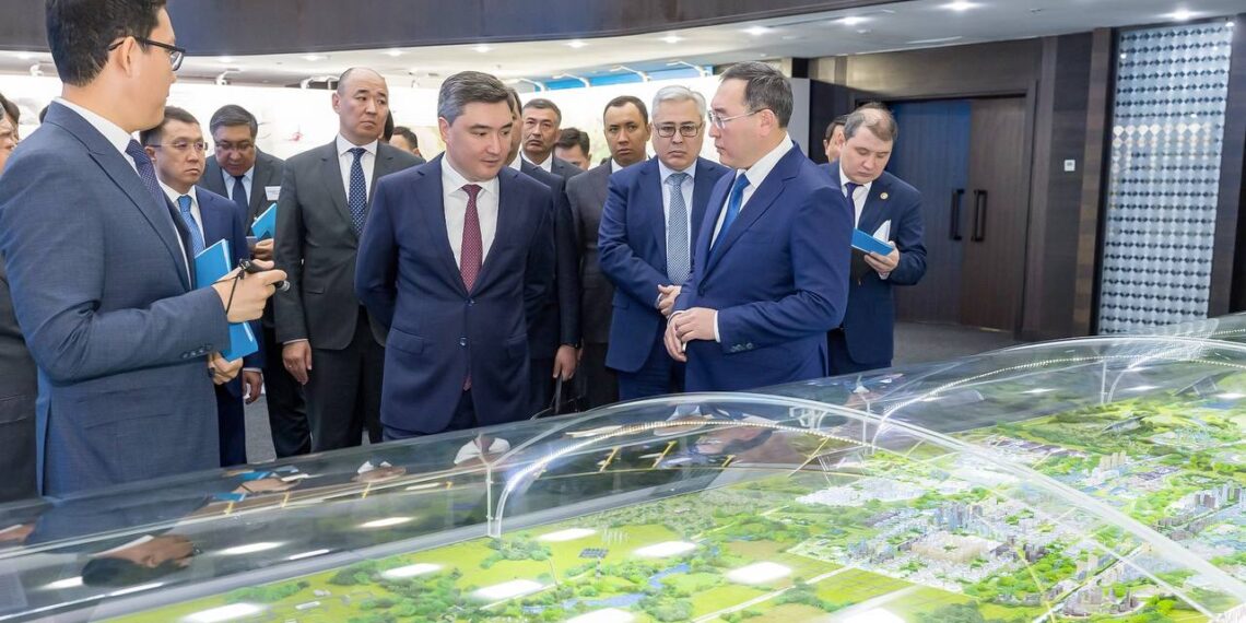 Бектенов қос қаланы дамыту жоспарымен танысты