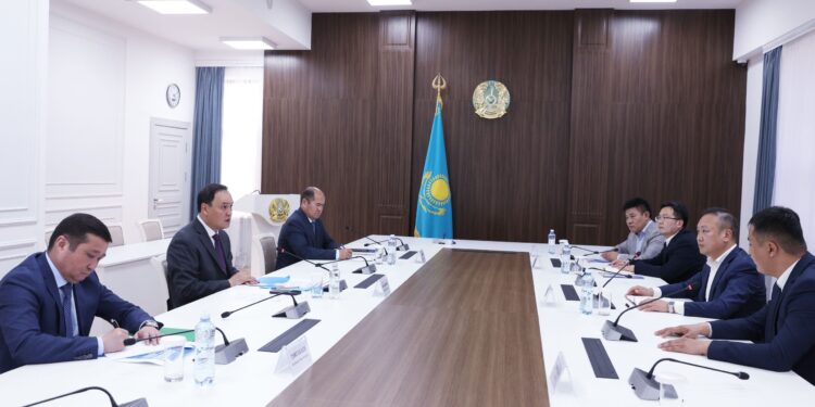 Қарашөкеев «Шэньси Ифень» компаниясының басшылығымен кездесті