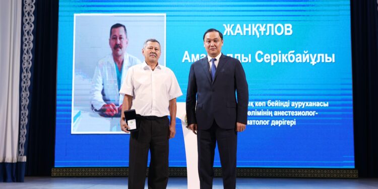 Облыс әкімі үздік медицина қызметкерлерін марапаттады