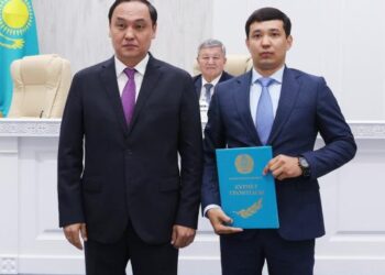 Облыс әкімі үздік мемлекеттік қызметшілерді марапаттады