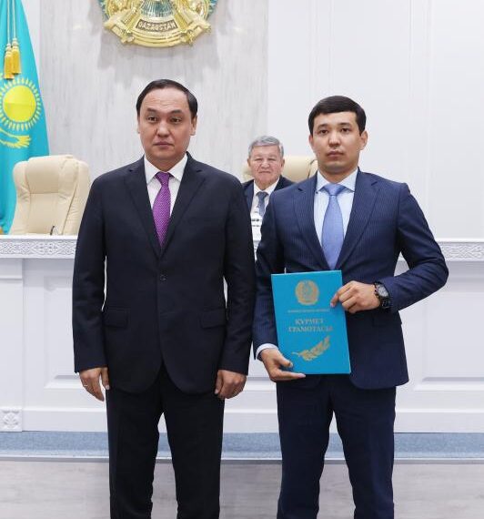 Облыс әкімі үздік мемлекеттік қызметшілерді марапаттады