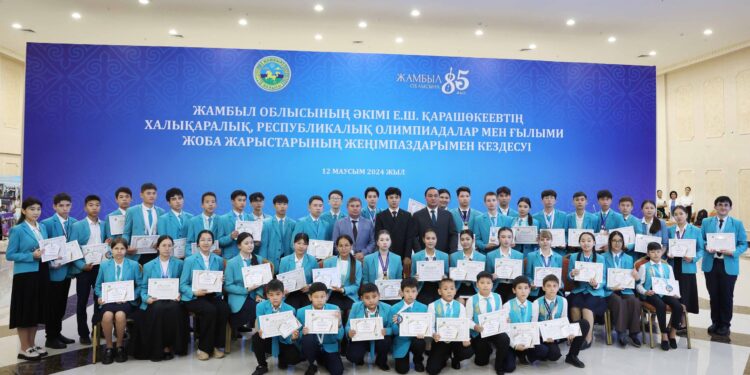 Қарашөкеев облыс намысын асқақтатып жүрген оқушыларға қаржылай сертификат табыстады