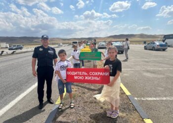 «Басқа балалардың да әкесіз өскенін қаламаймын». Бүлдіршіндер жүргізушілерге хат жазды