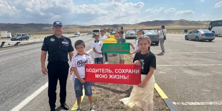 «Басқа балалардың да әкесіз өскенін қаламаймын». Бүлдіршіндер жүргізушілерге хат жазды