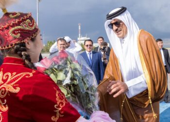 Үкімет басшысы Қатар Әмірін әуежайда қарсы алды