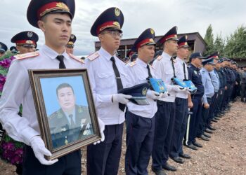 ЖАМБЫЛДЫҚТАР ЖОЛ КӨЛІК ОҚИҒАСЫНАН ҚАЙТЫС БОЛҒАН ПОЛИЦЕЙЛЕРМЕН ҚОШТАСТЫ