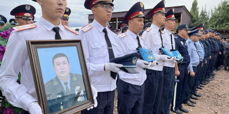 ЖАМБЫЛДЫҚТАР ЖОЛ КӨЛІК ОҚИҒАСЫНАН ҚАЙТЫС БОЛҒАН ПОЛИЦЕЙЛЕРМЕН ҚОШТАСТЫ