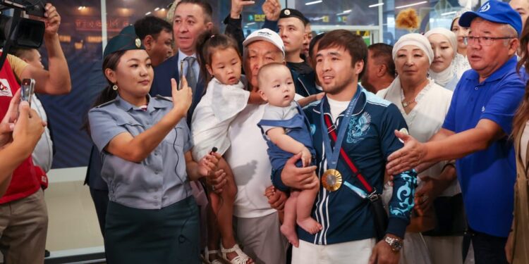 Жүздеген жамбылдық Олимпиада чемпионы Елдос Сметовті Алматы әуежайынан күтіп алды