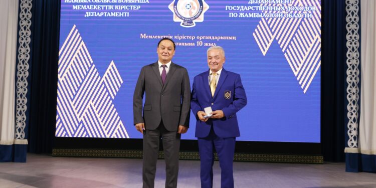 Облыс әкімі Мемлекеттік кірістер органдары қызметкерлерін марапаттады