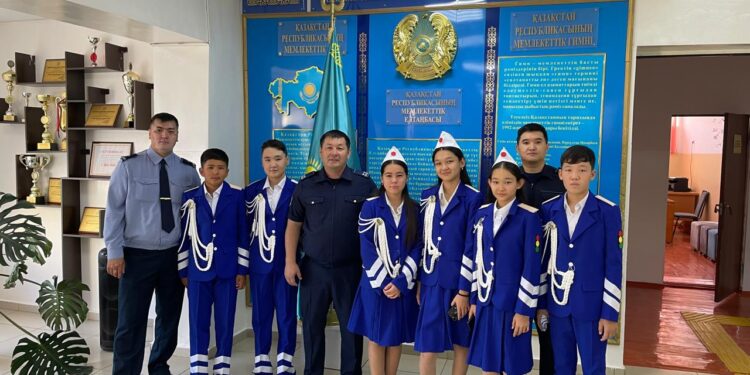 Білім күні полицей жол қауіпсіздігін қадағалады
