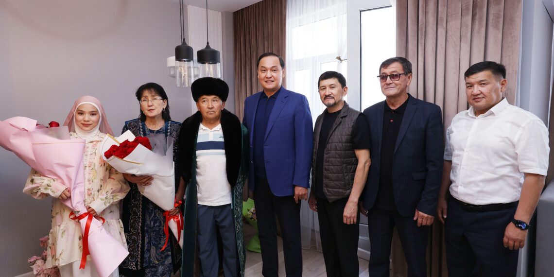 Ербол Қарашөкеев Нұрдәулет Жұмағалидің ата-анасына құрмет көрсетті