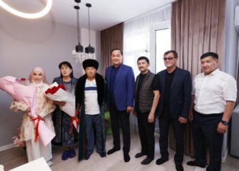 Ербол Қарашөкеев Нұрдәулет Жұмағалидің ата-анасына құрмет көрсетті