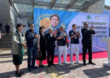 Ербол Қарашөкеев Нұрдаулет Жұмағалиға «Toyota 75» мінгізіп, екі бөлмелі пәтер тарту етті