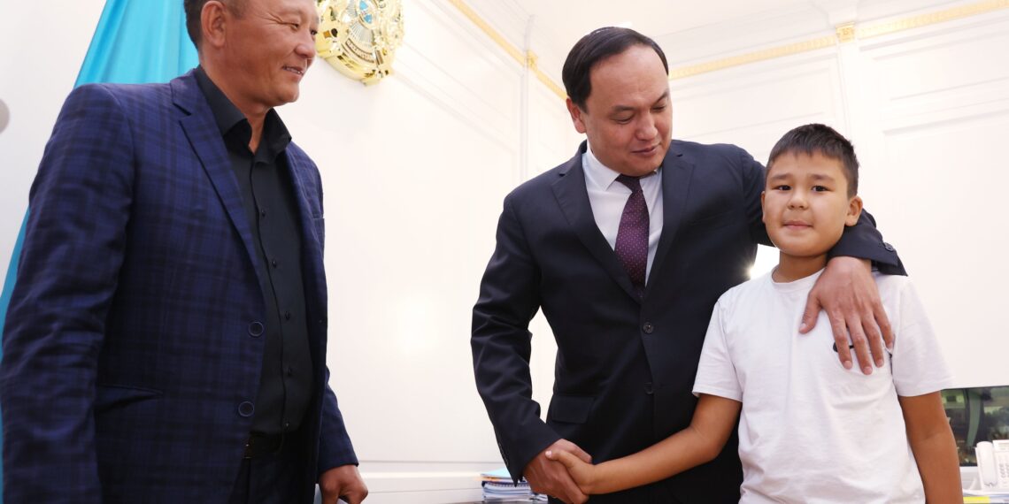 Ербол Қарашөкеев бейбіт күннің батырына құрмет көрсетті