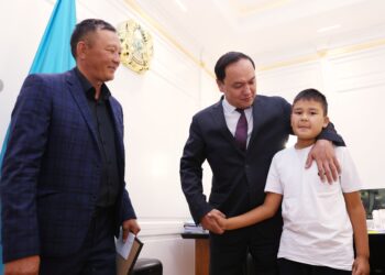 Ербол Қарашөкеев бейбіт күннің батырына құрмет көрсетті