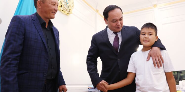 Ербол Қарашөкеев бейбіт күннің батырына құрмет көрсетті