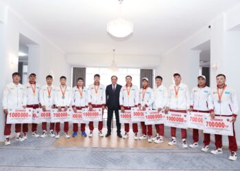 Ербол Қарашөкеев V Дүниежүзілік көшпенділер ойындарында топ жарған жамбылдық спортшыларды марапаттады