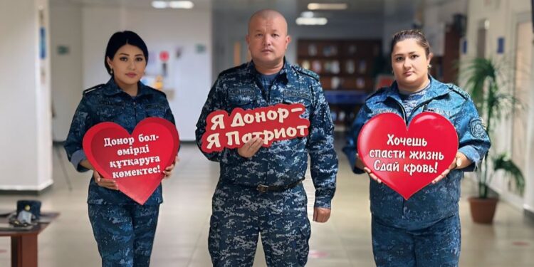 Жамбылда ҚАЖД қызметкерлері қан тапсырды