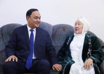 Ербол Қарашөкеев еңбек ардагеріне құрмет көрсетті