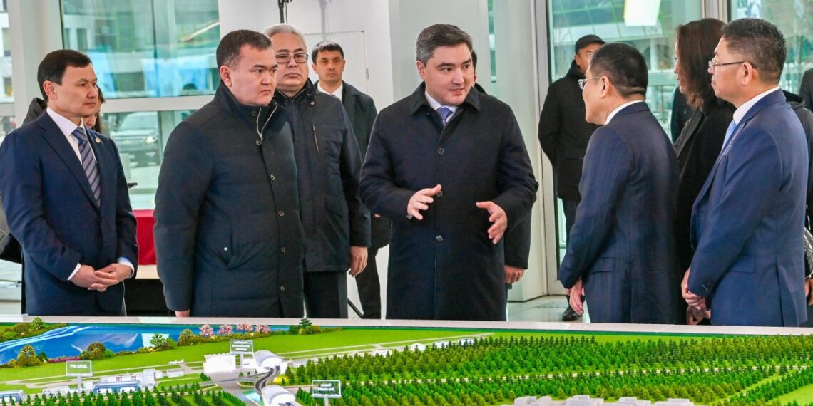 Олжас Бектенов Астанадағы LRT құрылысы қарқынын тексерді