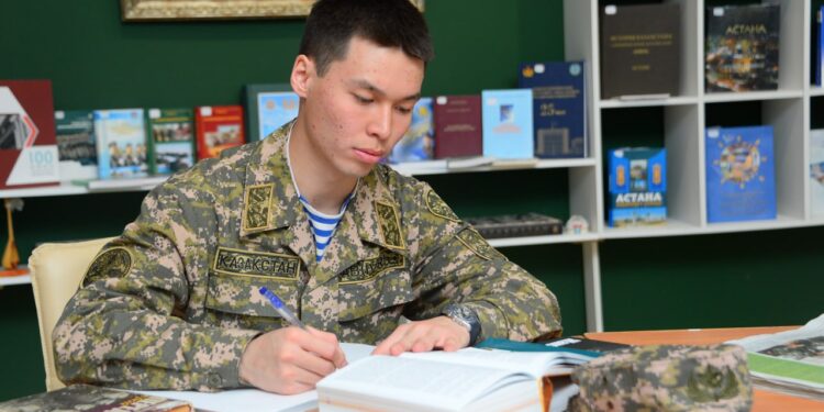 Таразда әскери борышын өтеген сарбаздар үйлеріне қайтты