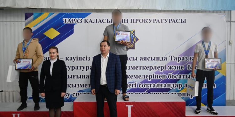 Таразда есепте тұрған сотталғандар арасында суға жүзуден жарыс өтті