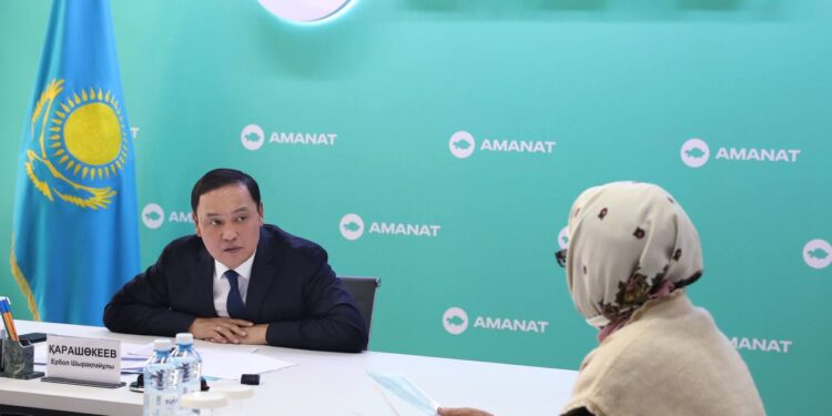 Ербол Қарашөкеев азаматтарды қабылдады