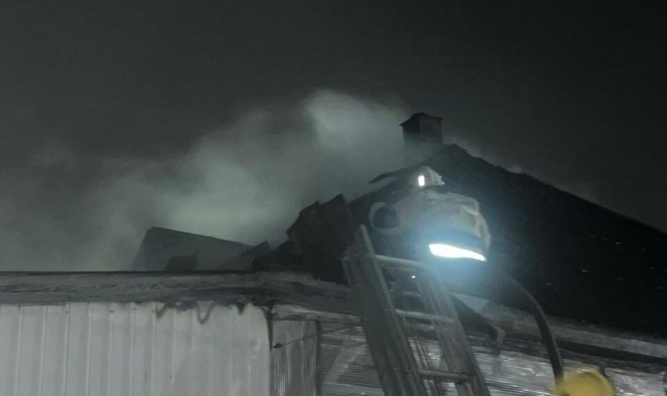 Жамбылдық сержанттар Жуалы ауданындағы өртенген үйді сөндіруге көмектесті